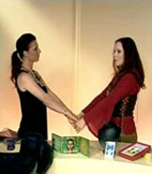 Die Runenmeisterin Nadja Berger zeigt live im Astro TV Shop eine Runenpartnerübung des Runenyoga
