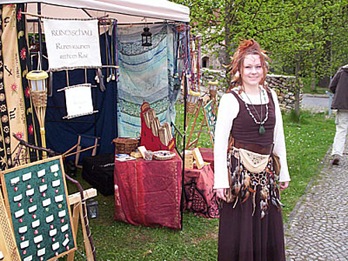 Runenseherin Nadja Berger beim Walpurgis Event