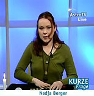Die Hellseherin und Lebensberaterin Nadja Berger berät live bei Astro TV mit Hilfe der Runen
