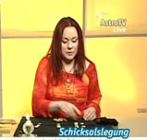 Nadja Berger deutet in der Astro TV Live Beratung die Runen